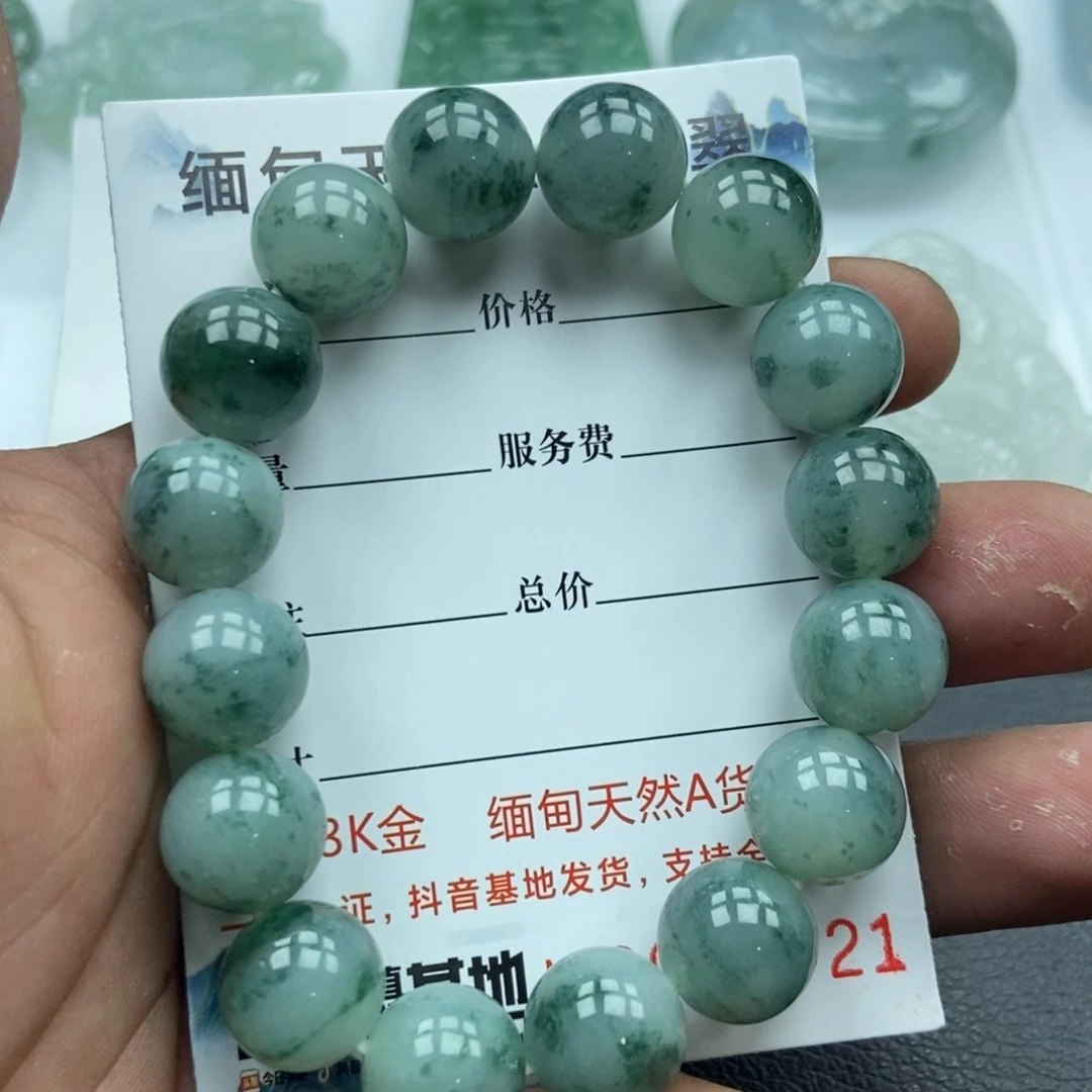 翡翠颈饰未镶嵌安*着翡翠