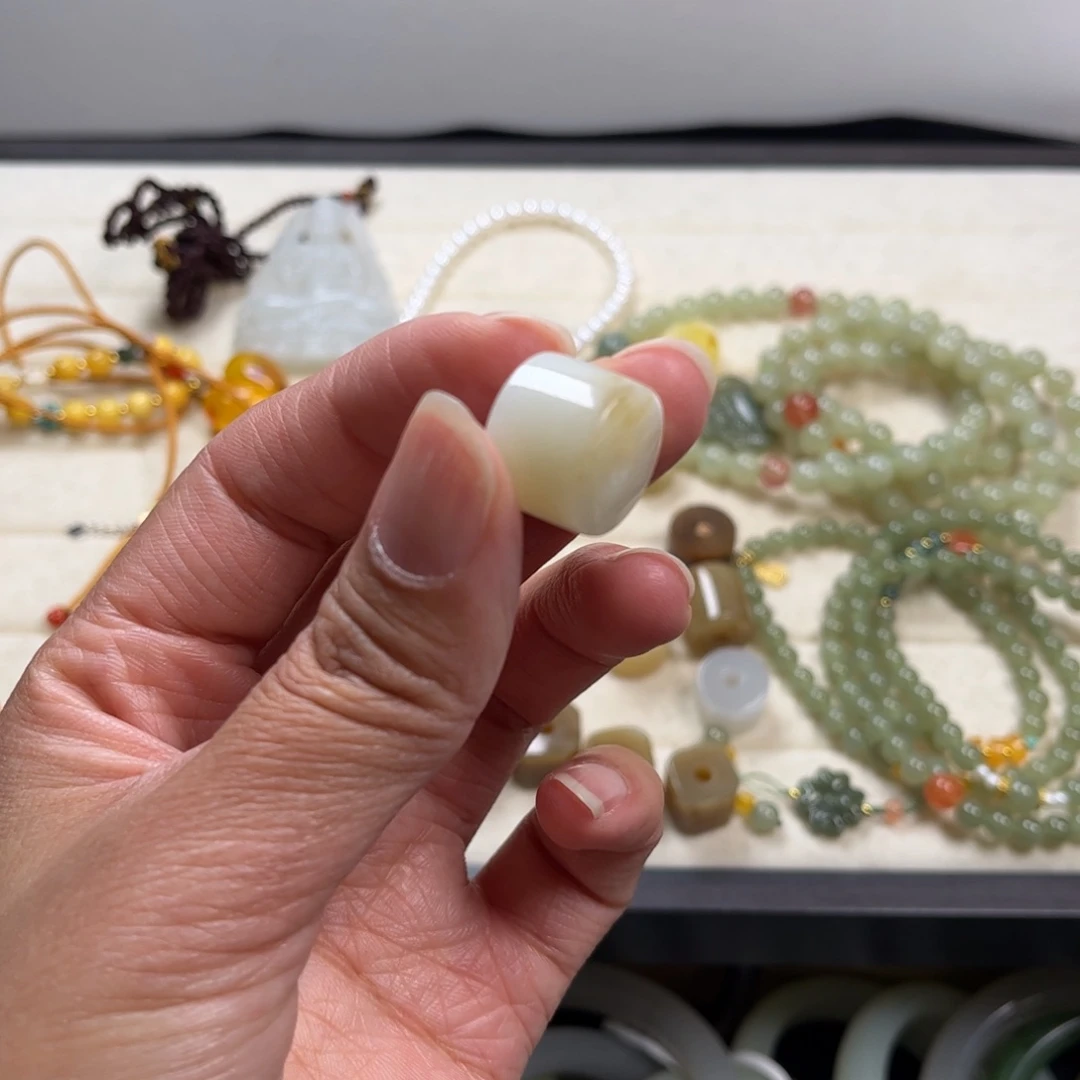 岁***姩和田玉未镶嵌吊坠(不含链)