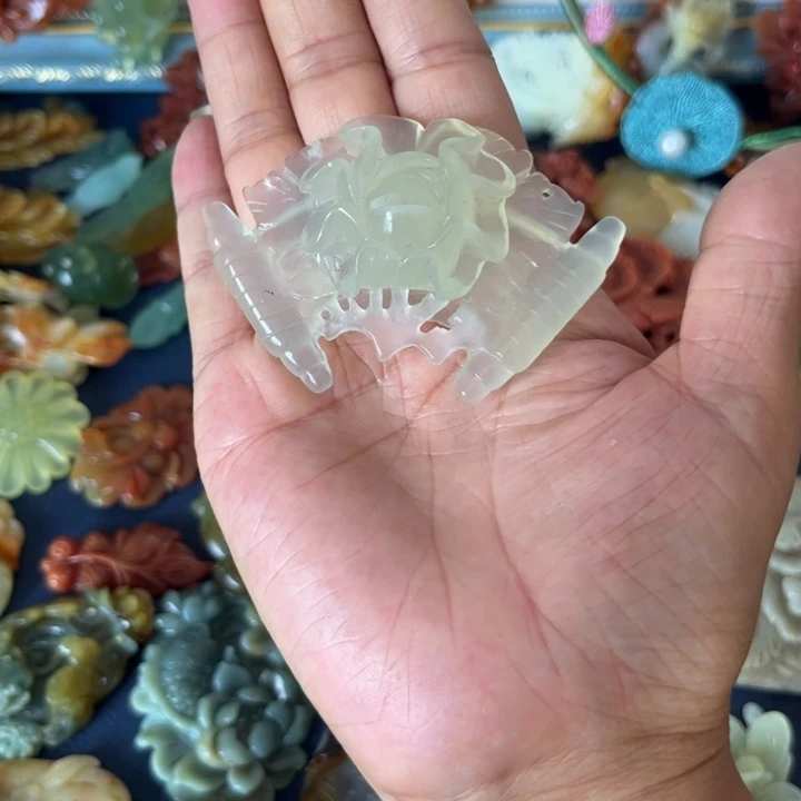 蛇纹石玉合金吊坠小**?