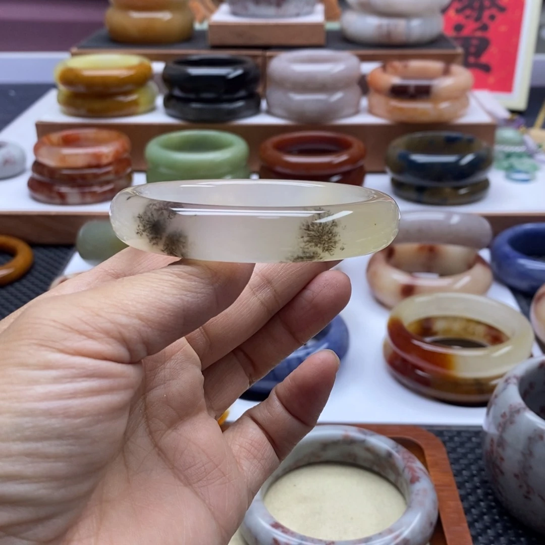 石英质玉手镯未镶嵌小*女