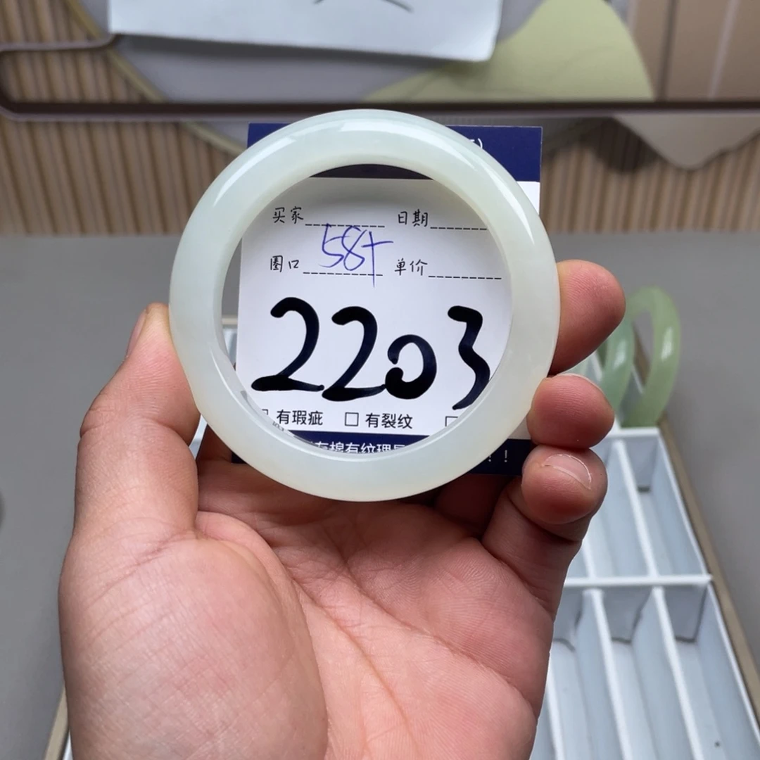 岫玉手镯手镯未镶嵌