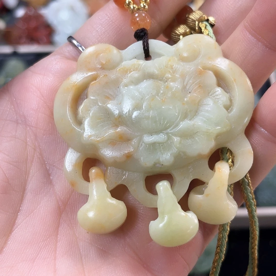 蛇纹石玉颈饰合金