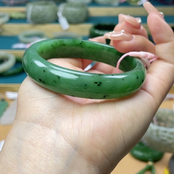 和田玉手镯58圈口。编号42未镶嵌