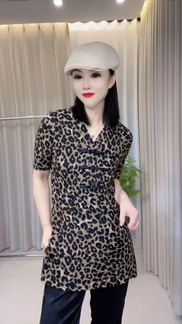 V领盘扣豹纹显瘦短袖洋气女装