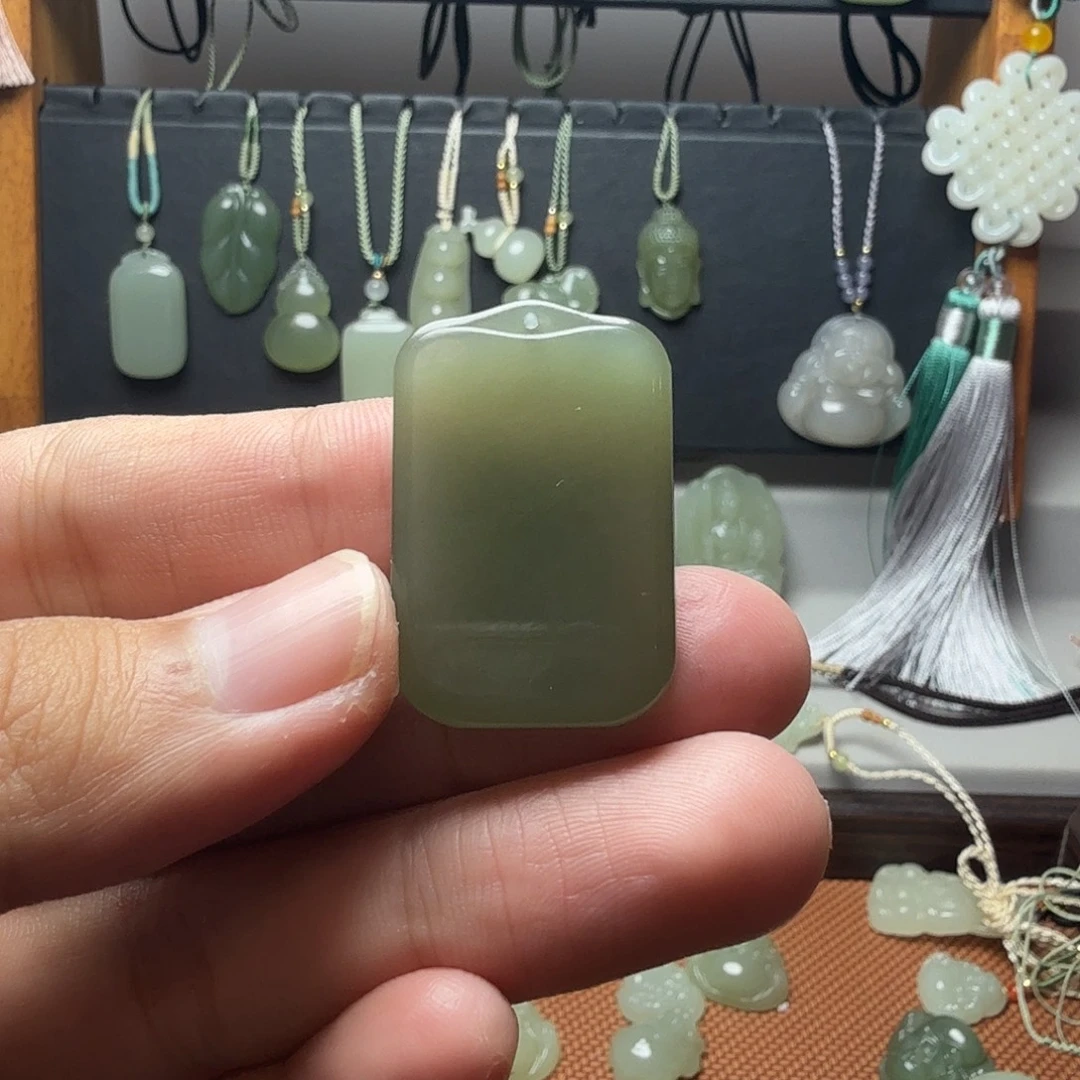 睨***睨和田玉未镶嵌手串