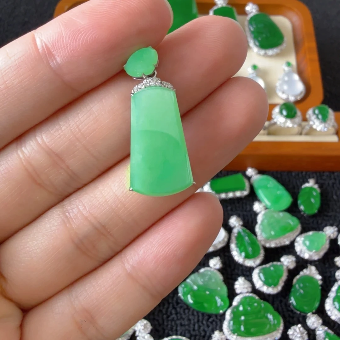 翡翠18K金镶嵌颈饰吊坠
