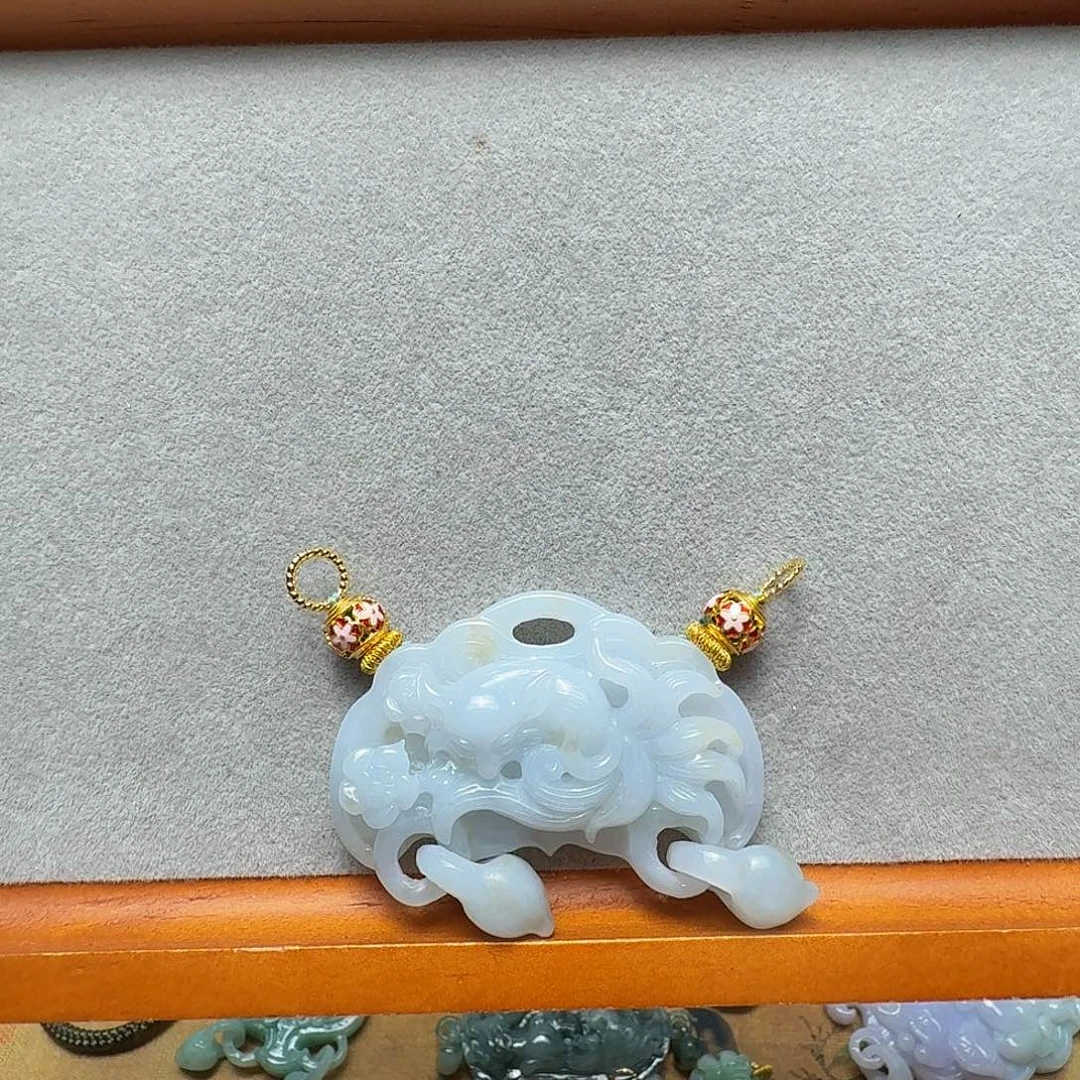 翡翠未镶嵌吊坠(赠链)