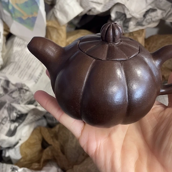 紫砂茶壶原矿泥料，手工制作的一把紫砂壶。