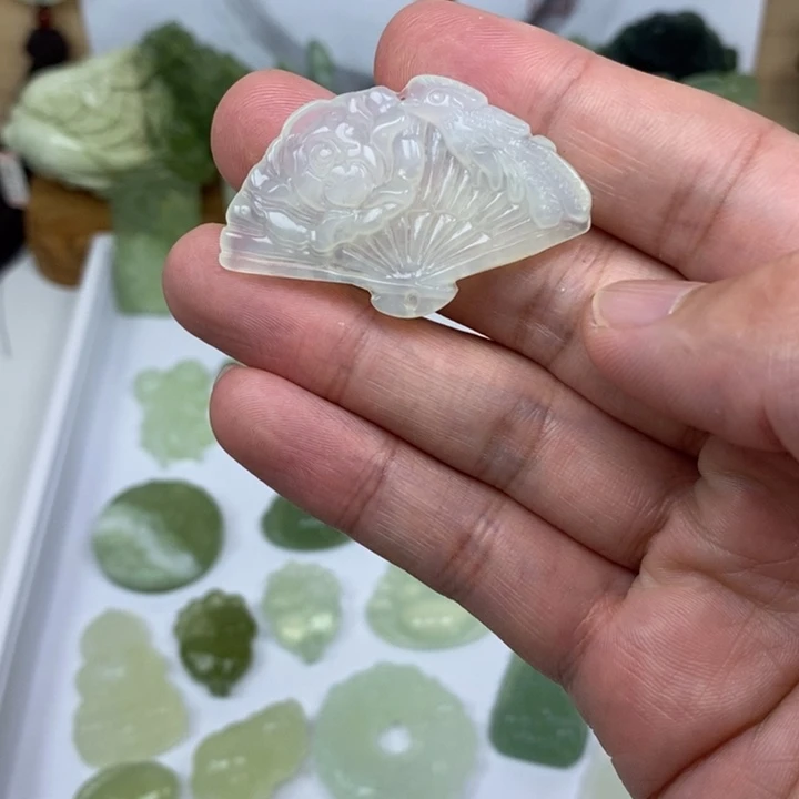 蛇纹石玉未镶嵌颈饰