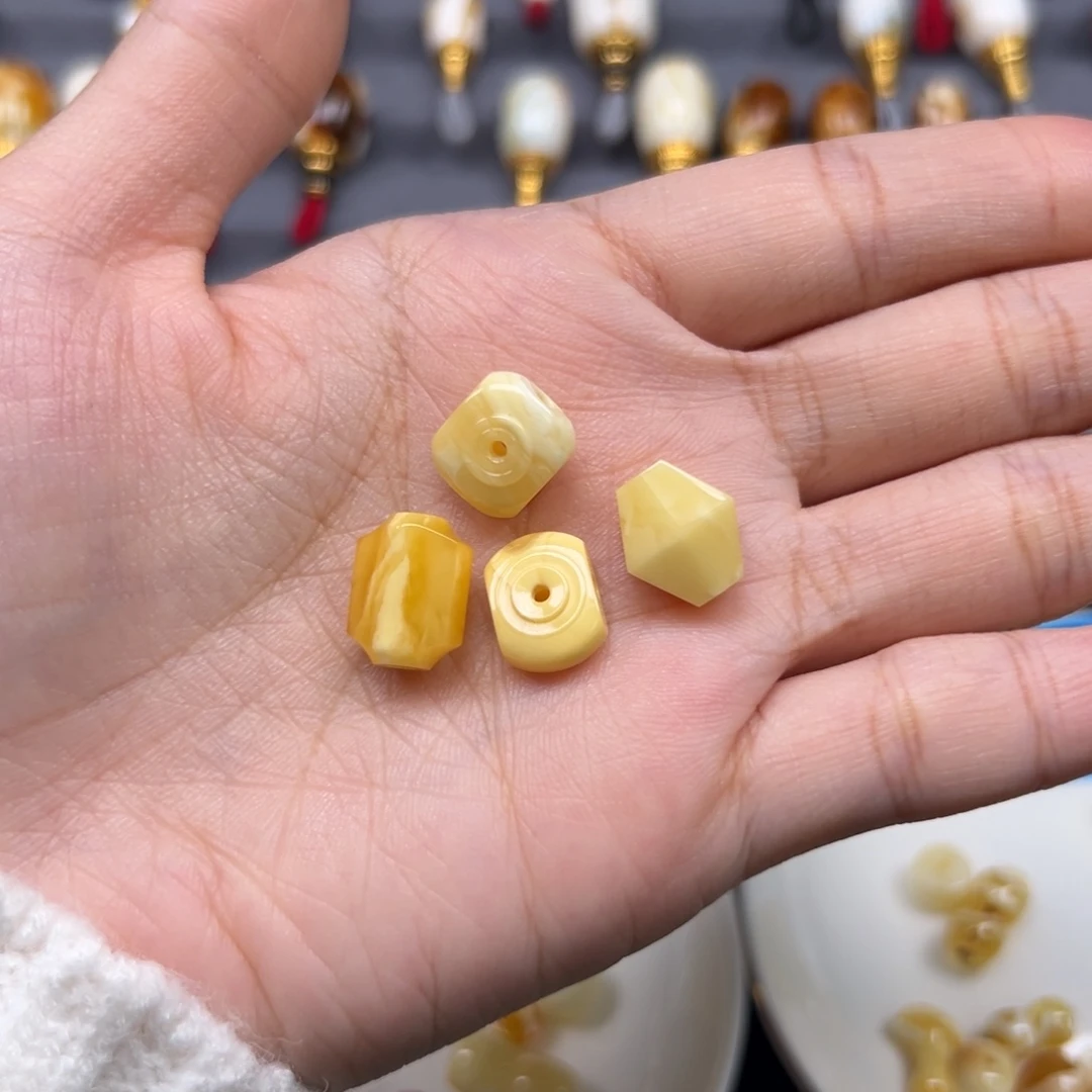 琥珀未镶嵌裸石88/个