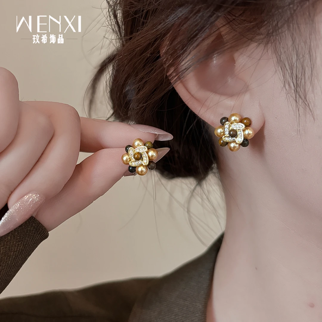铜合金合成锆石耳饰 复古咖色小粒珠珠耳环秋冬高级感耳钉女小众