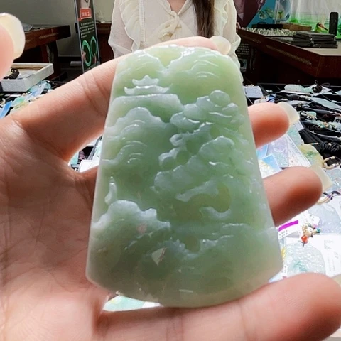 翡翠未镶嵌颈饰一个