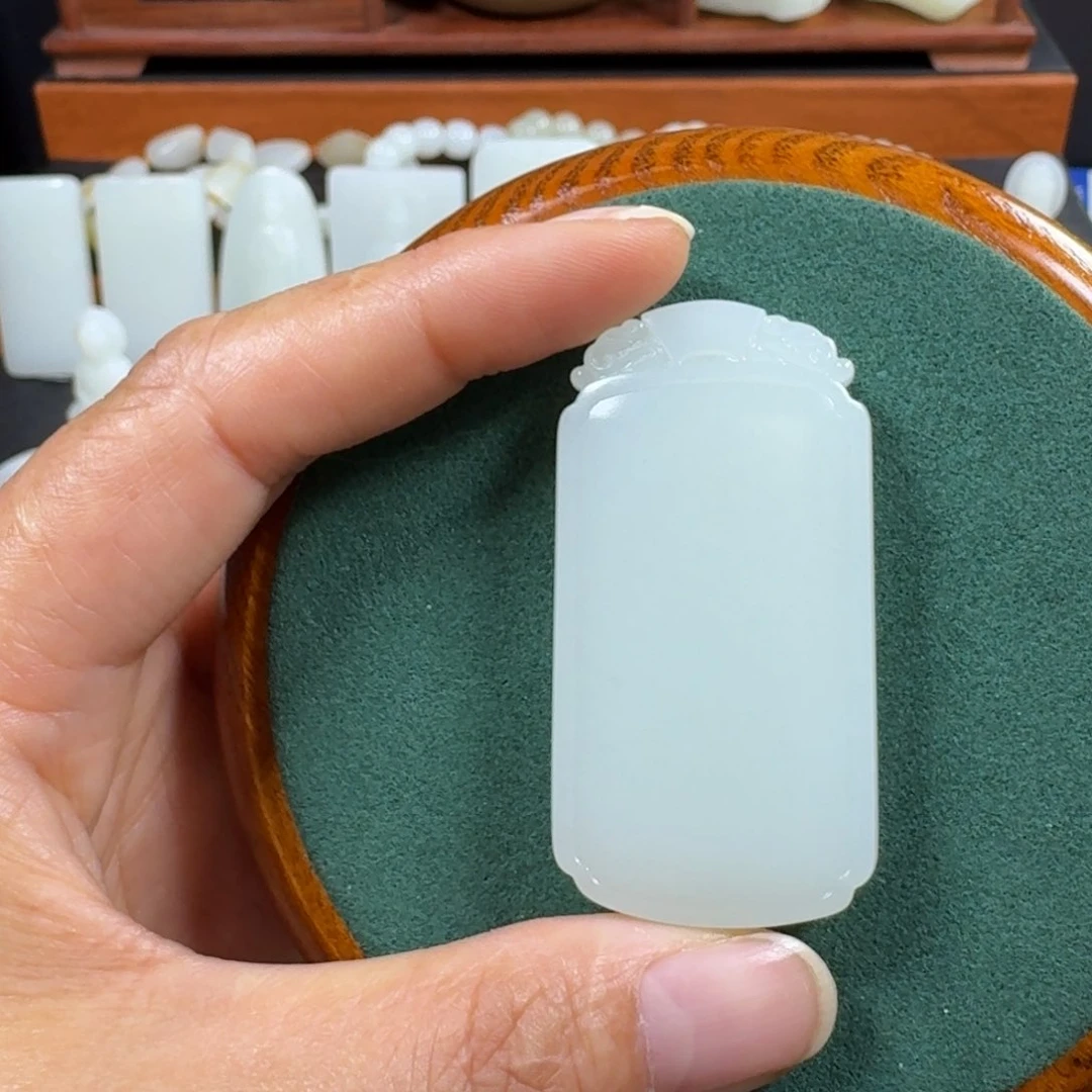 和田玉颈饰未镶嵌叶**希