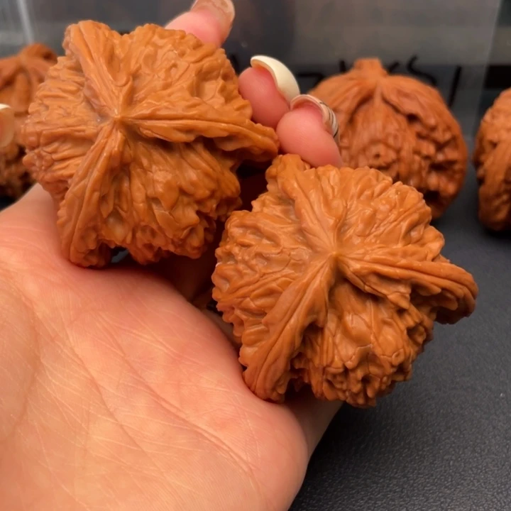 大***鑫文玩核桃吊坠白狮子