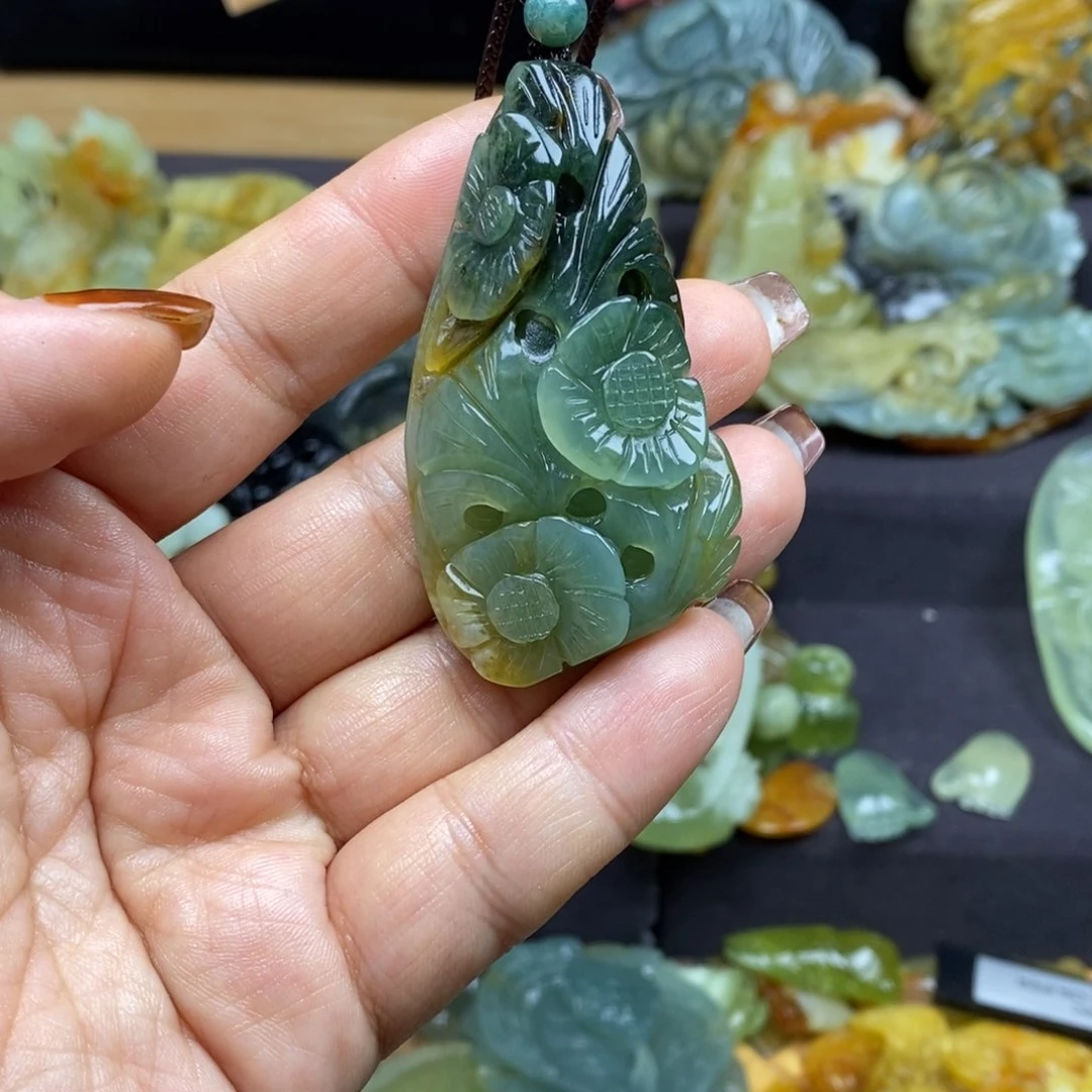 蛇纹石玉颈饰未镶嵌