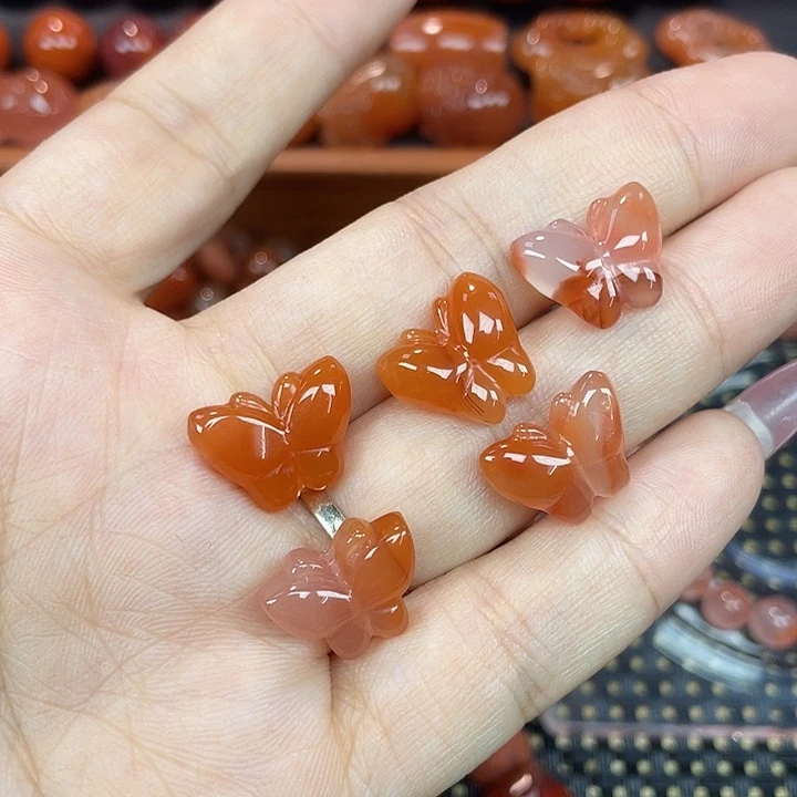 南红玛瑙足铂镶嵌颈饰蝴蝶