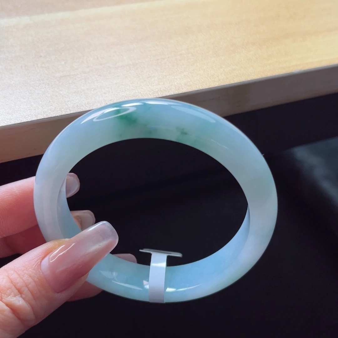 翡翠手镯未镶嵌手镯