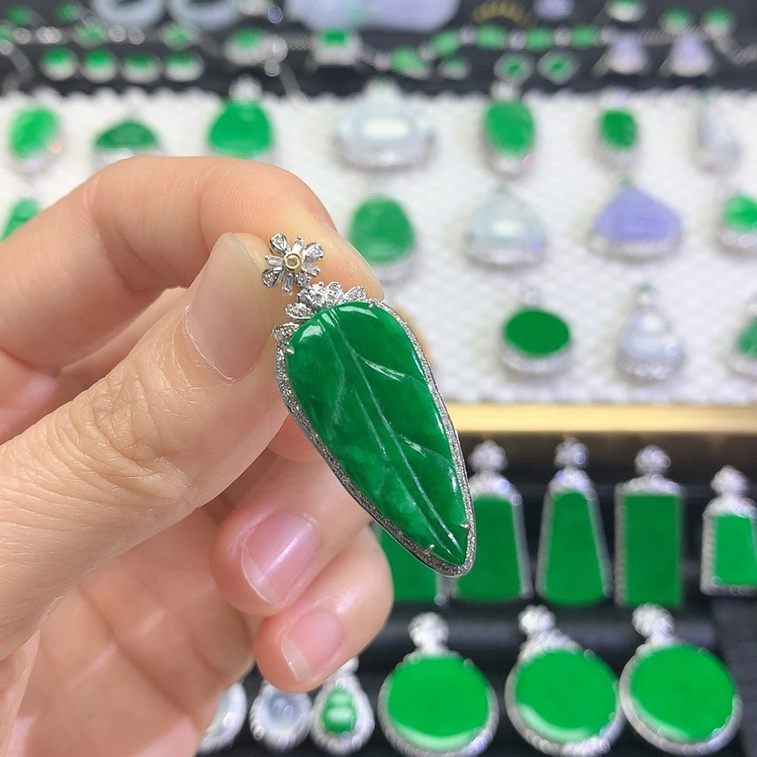 颈饰18K金镶嵌翡翠吊坠