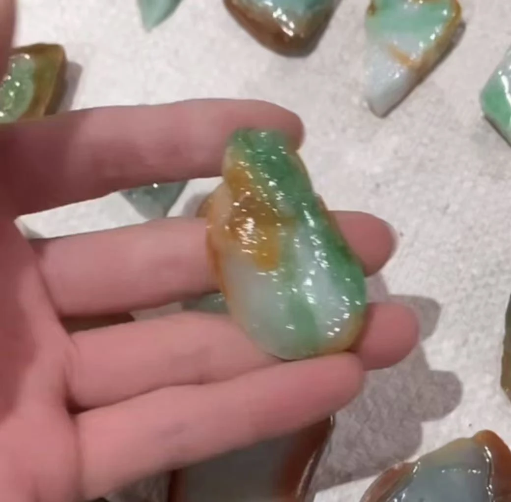 翡翠A货三彩色肉细颜色鲜艳