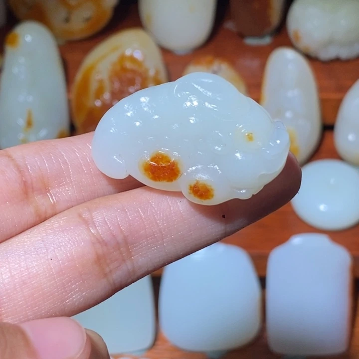 短***生颈饰未镶嵌和田玉