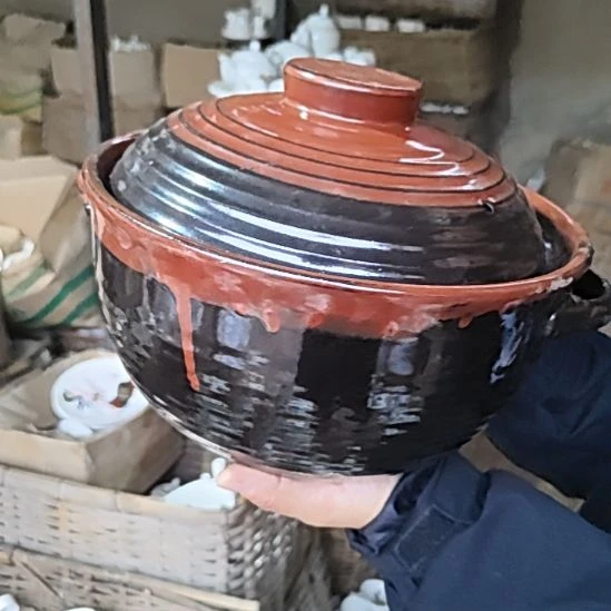 库存微瑕铁红釉砂锅一个大