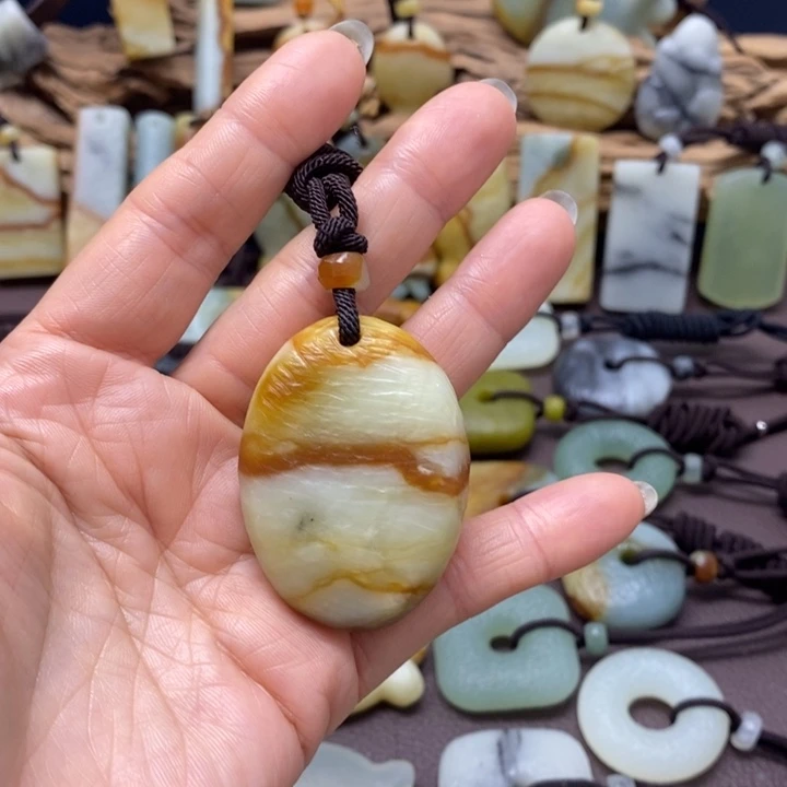 蛇纹石玉未镶嵌颈饰