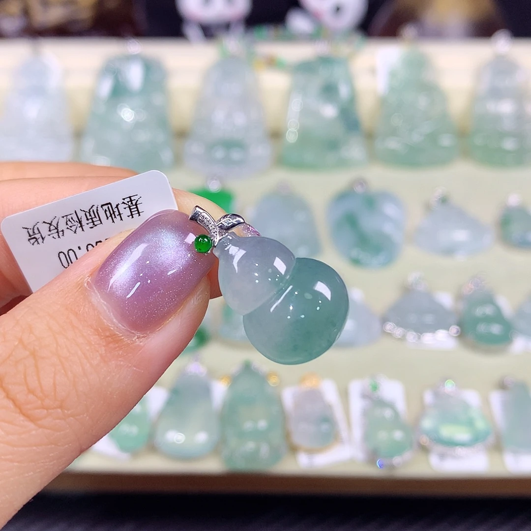 颈饰18K金镶嵌翡翠葫芦