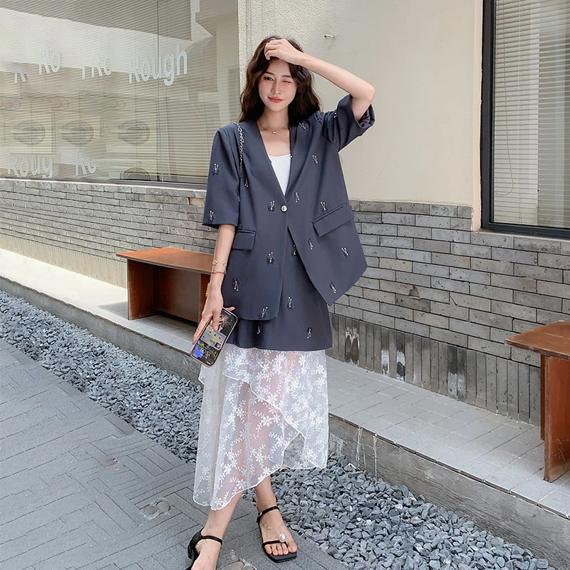 夏季短袖珍珠西装套装女设计感2025新款巨好看蕾丝拼接西服两件套