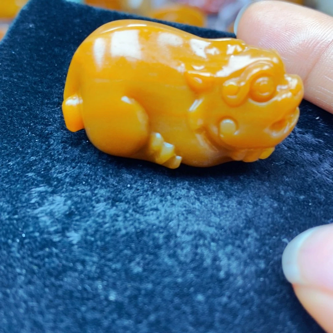 未镶嵌石英质玉（黄龙玉）颈饰