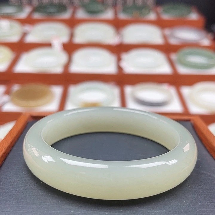 和田玉手镯未镶嵌冰胶底