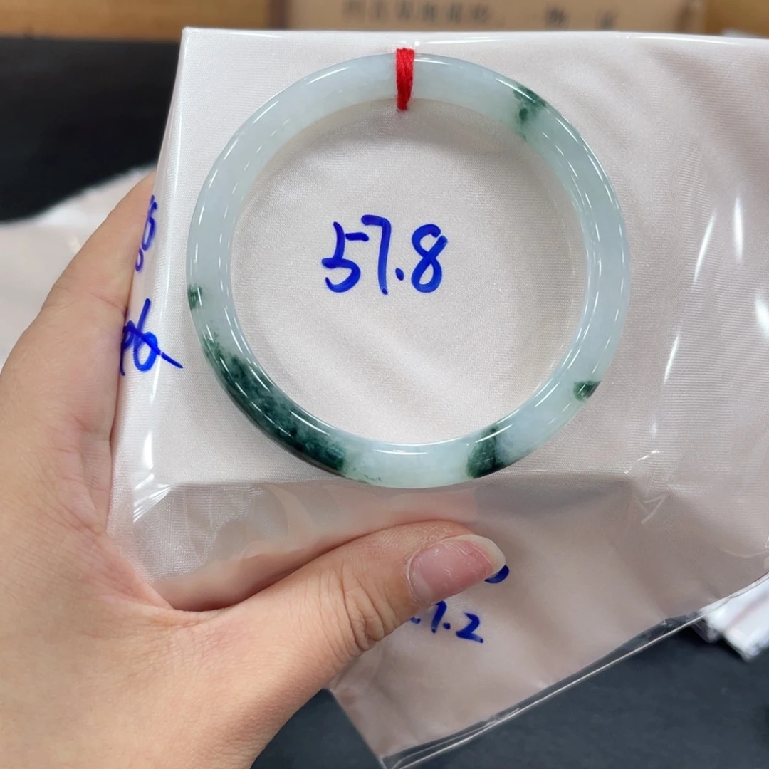 翡翠手镯未镶嵌翡翠