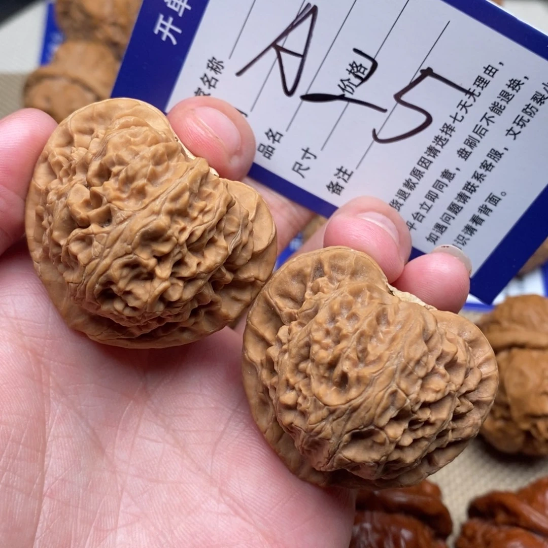 文玩核桃把件全品桃心宫灯