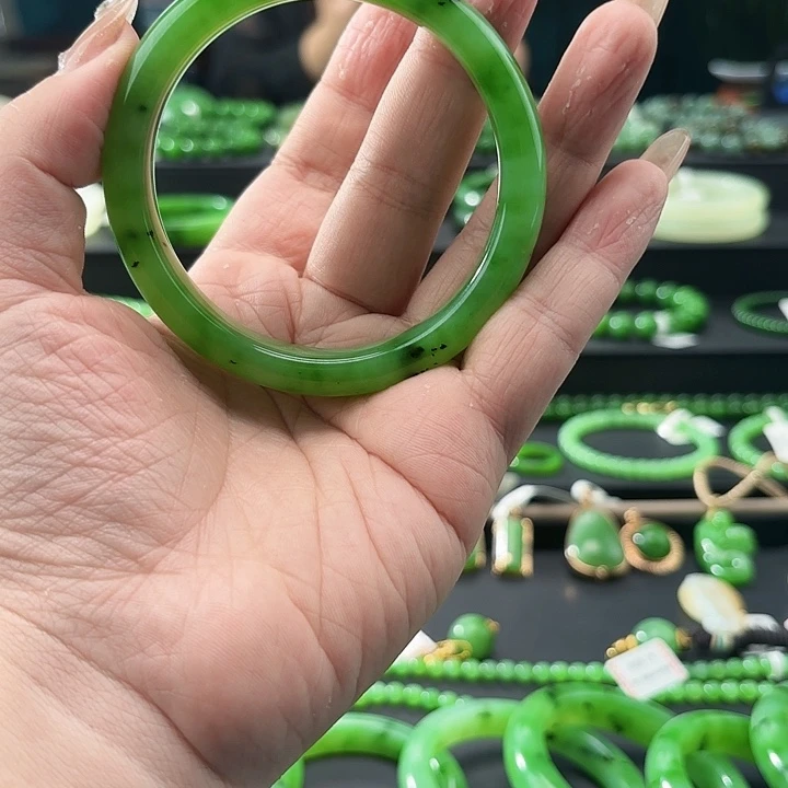 心***瞳和田玉（碧玉）手镯未镶嵌
