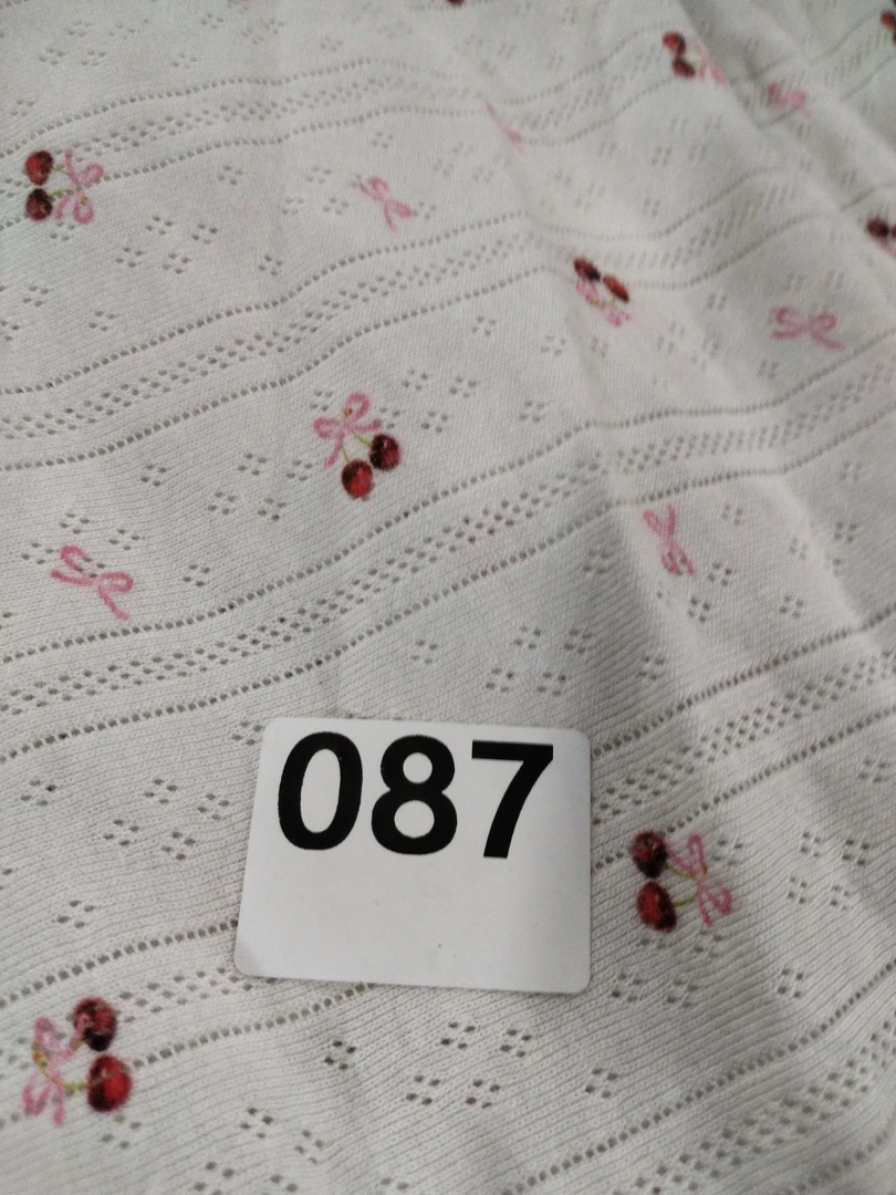 针织棉提花汗布服装面料长2m，宽1米4左右。