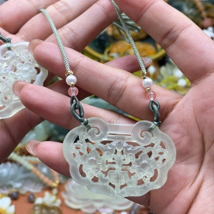 蛇纹石玉未镶嵌颈饰