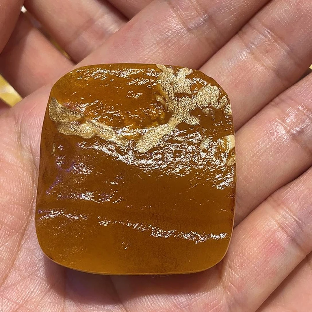 未镶嵌颈饰琥珀切牌