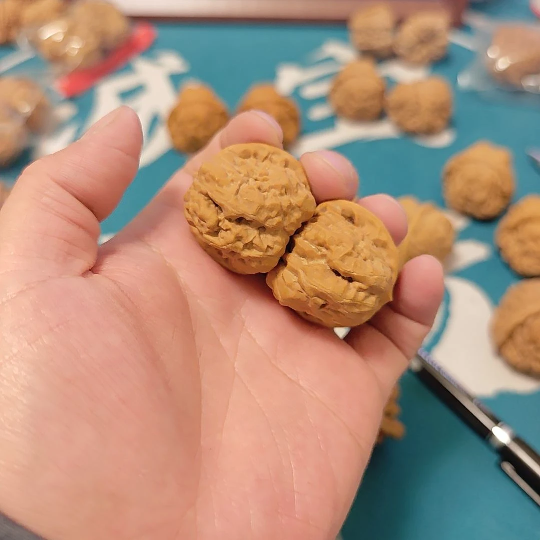 张*～文玩核桃蛤蟆头小手念