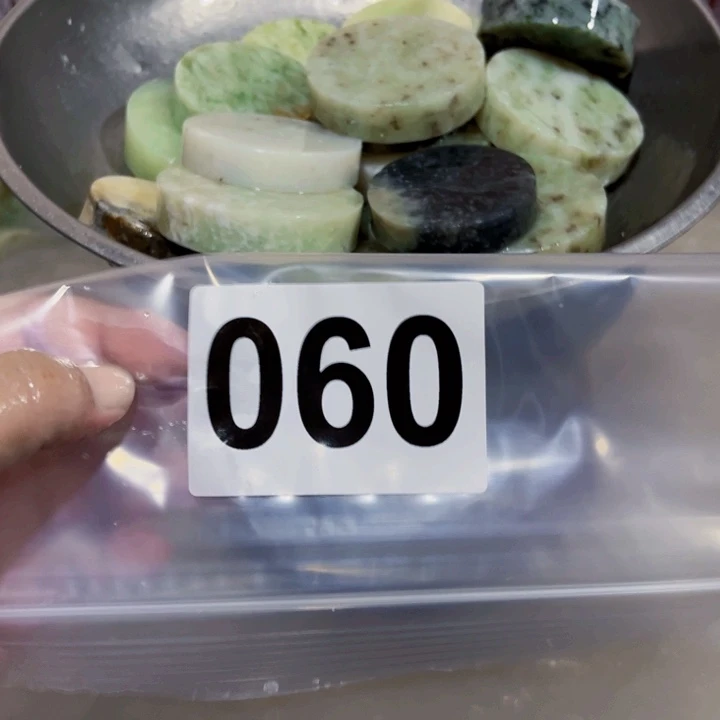 未镶嵌蛇纹石玉珠宝半成品