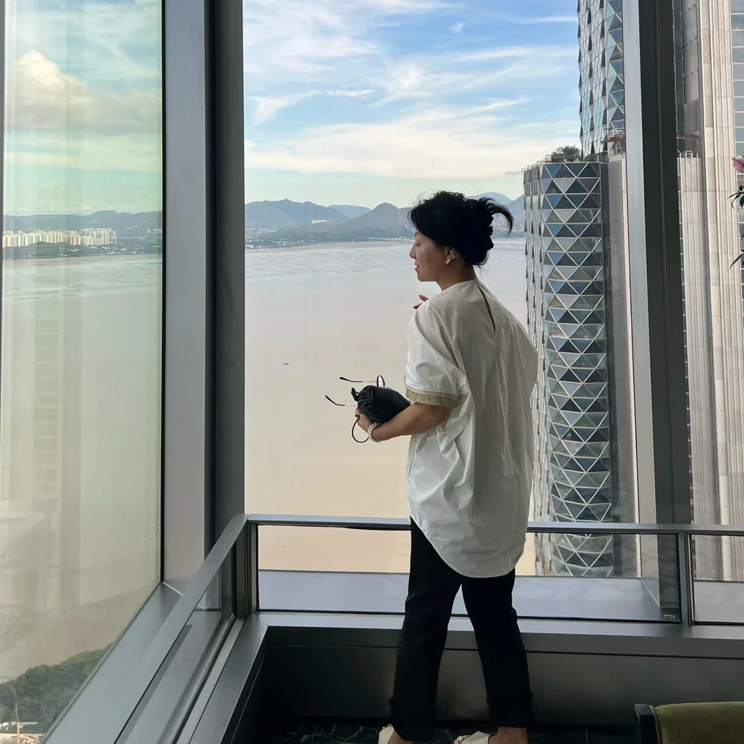 Fen姐|【惬意空间】法式设计感袖口绣花不规则宽松圆领上衣2731
