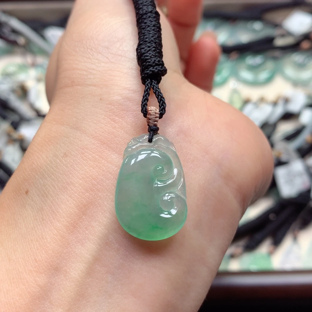 翡翠未镶嵌颈饰如意