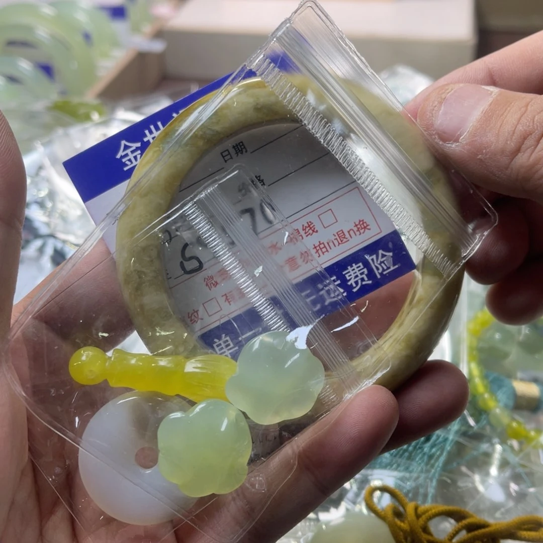 蛇纹石玉颈饰未镶嵌