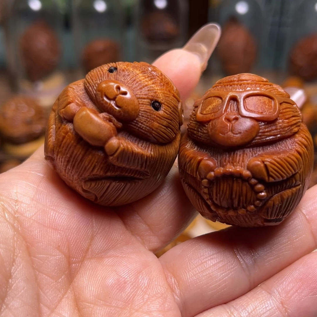 橄榄核把件卡皮扒拉一对