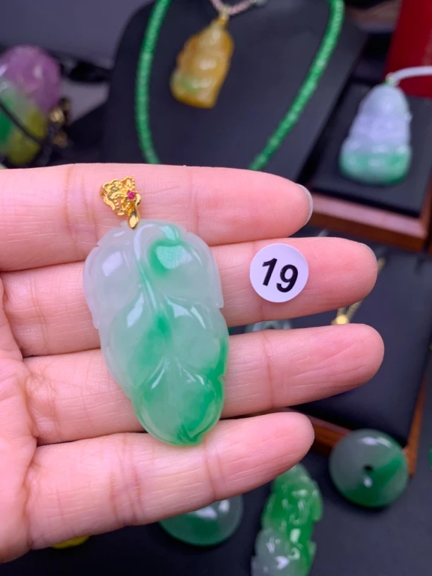 19白底青叶子吊坠