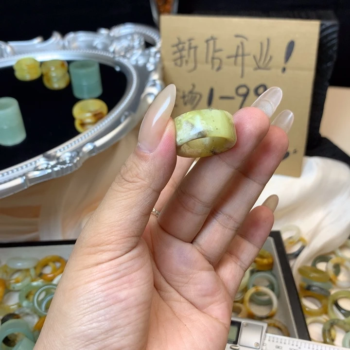 梁***洒合金蛇纹石玉戒指