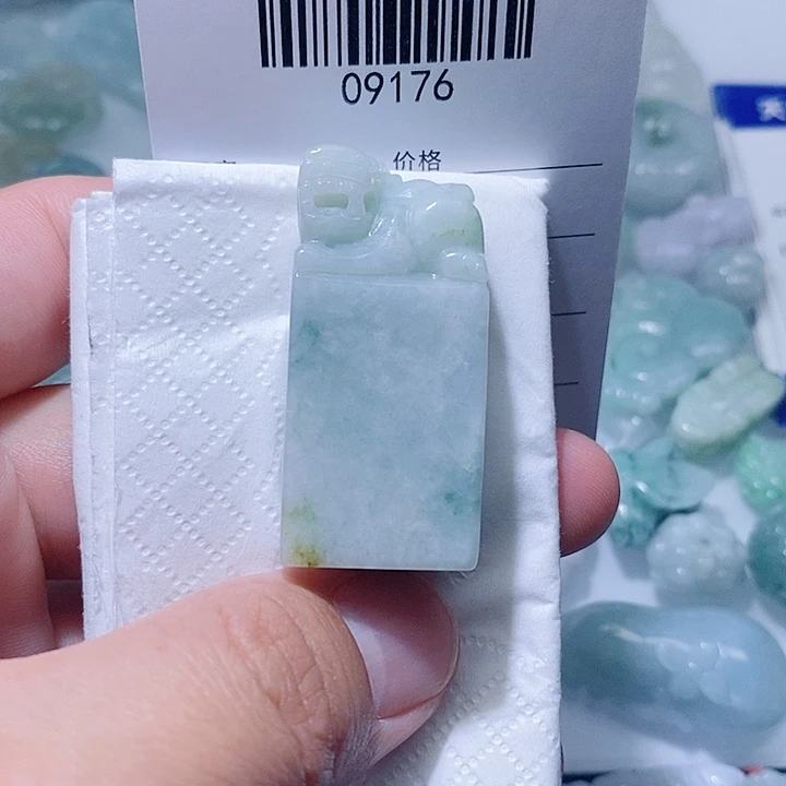 翡翠未镶嵌颈饰小