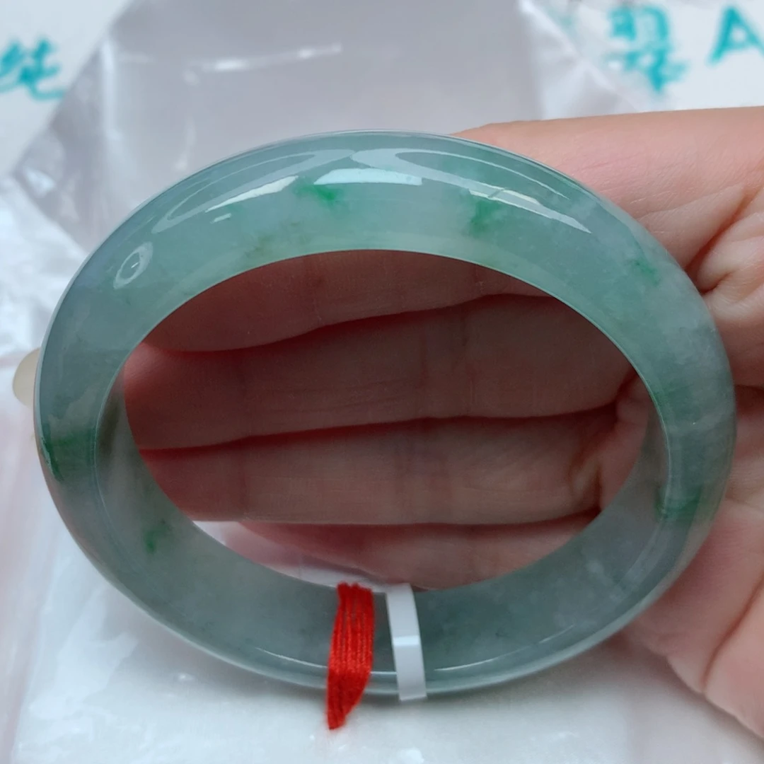 翡翠手镯未镶嵌56.8圈 冰飘阳绿花 有瑕疵
