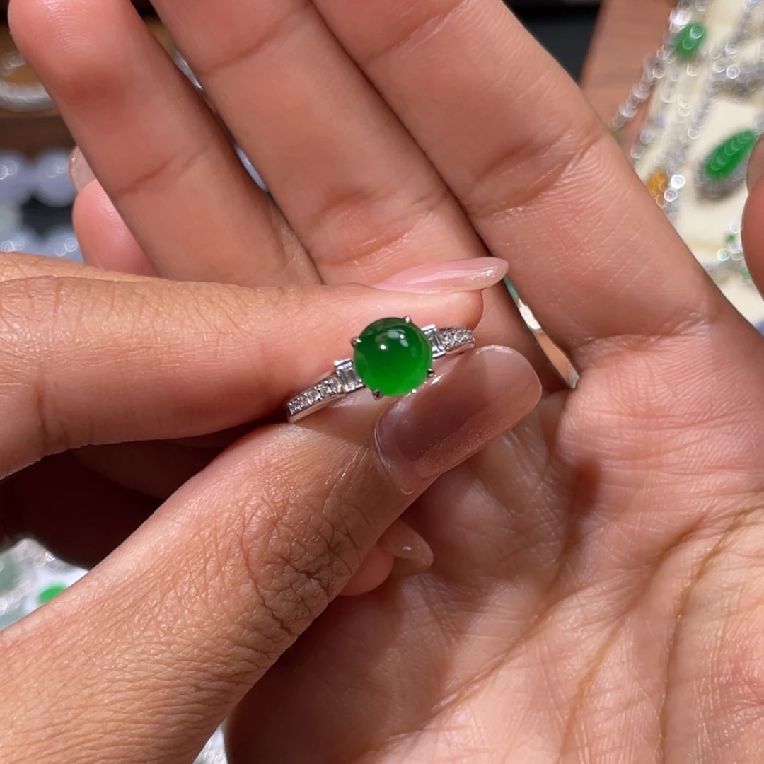 翡翠18K金镶嵌戒指阳绿蛋面戒指