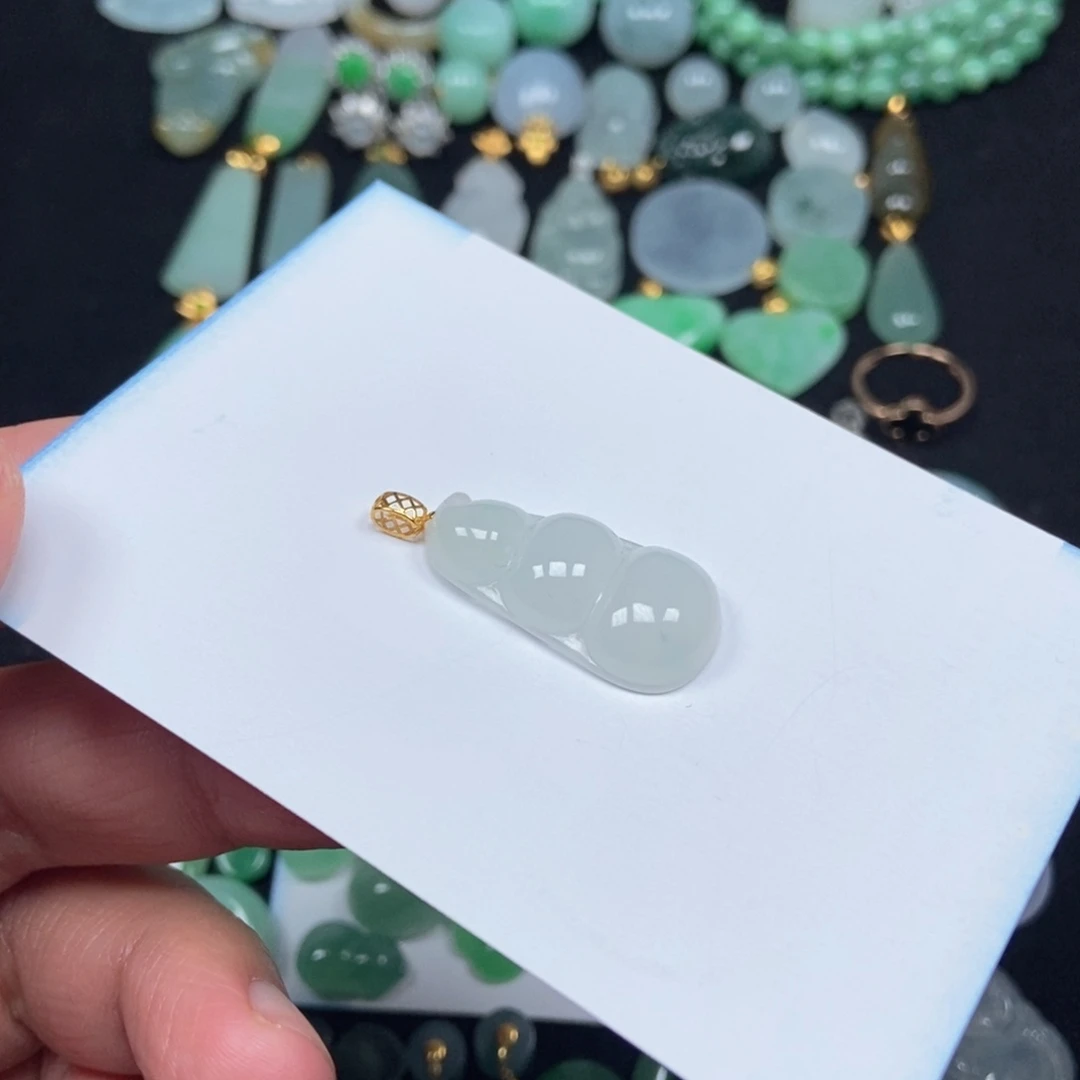 翡翠未镶嵌颈饰豆子