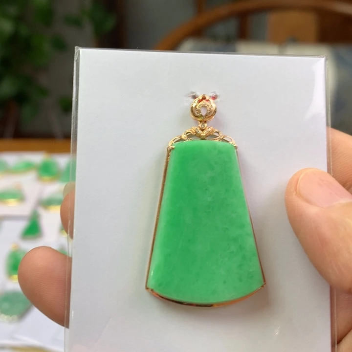 翡翠18K金镶嵌颈饰翡翠吊坠