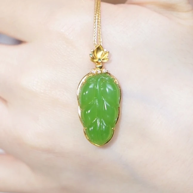 【芒心珠宝】天然和田玉18K金镶嵌苹果绿叶子吊坠